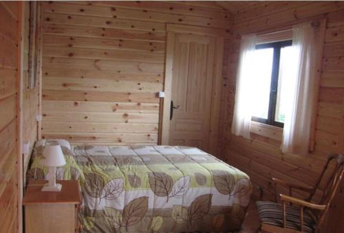 Ένα ή περισσότερα κρεβάτια σε δωμάτιο στο Cabañas De Cabárceno
