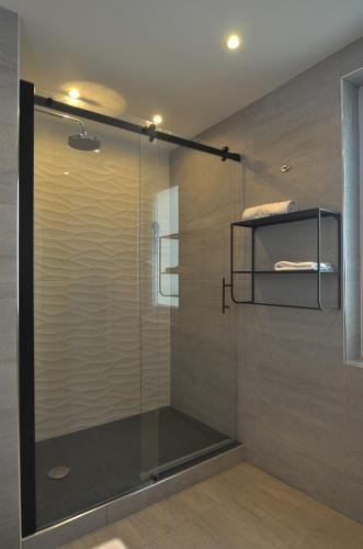 Ένα μπάνιο στο Appart Hotel NuitéeJour Le Mans Centre Jaurès