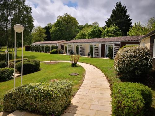 Un jardín fuera de Logis Hôtel Val de Vienne