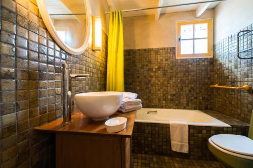 une salle de bain avec un lavabo, une baignoire et des toilettes dans l'établissement Camping Les Hautes Prairies, à Lourmarin