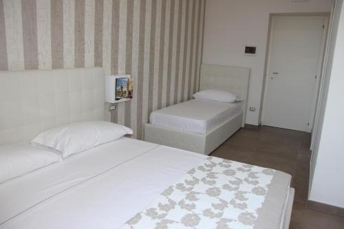 Una cama o camas en una habitación de Philip Royal