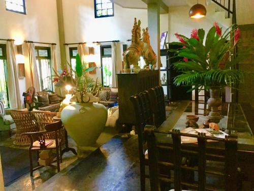 a living room with a large green vase and chairs at Indika's Residence in Galle