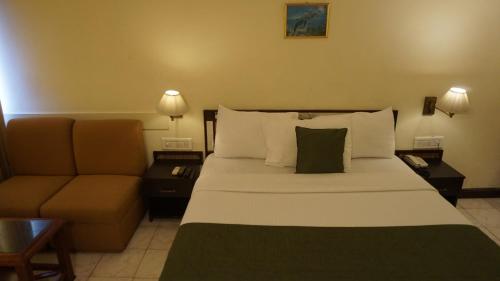 Hotel Poonja Internationalにあるベッド