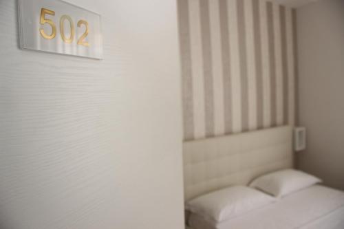 Una cama o camas en una habitación de Philip Royal