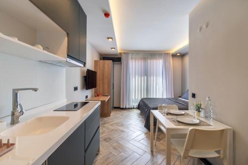eine Küche mit einem Waschbecken und einem Tisch in einem Zimmer in der Unterkunft Meyde Boutique Suites in Antalya