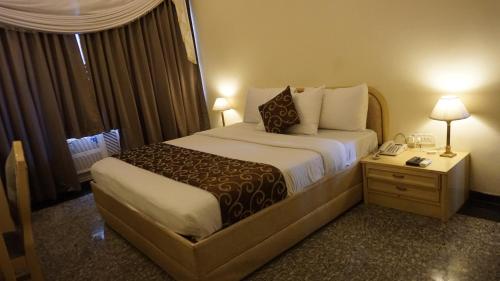 Hotel Poonja Internationalにあるベッド