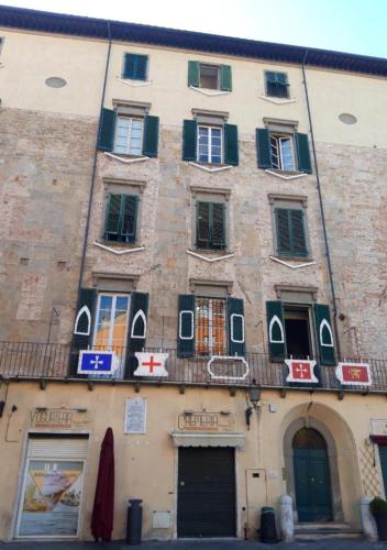 a building with a bunch of windows on it at B&B -Di Piazza Cairoli in Pisa