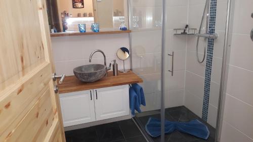 y baño con lavabo y ducha. en Ferienwohnung Zirbenduft en Inzell