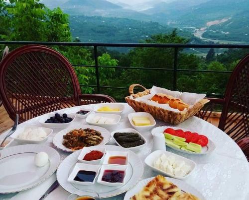 una mesa con platos de comida encima de una mesa en Hayat Oksijen Resort, en Ordu