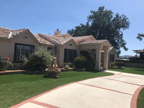 a house with a fountain in the front yard at paradise luxury experience in Woodland Hills