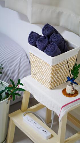 a basket of purple roses on a table next to a bed at YAB-GuestHouse, FemaleOnly, ForeignOnly in Seoul