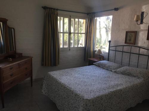 - une chambre avec un lit, une commode et une fenêtre dans l'établissement Casa Azul, à Maldonado
