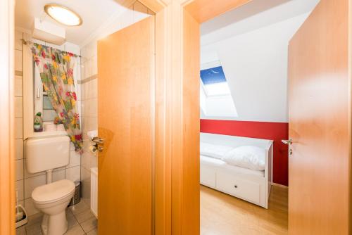シュラートミンクにあるStadt-Chalet Appartementsのバスルーム(トイレ付)、小さなベッドルーム1室が備わります。