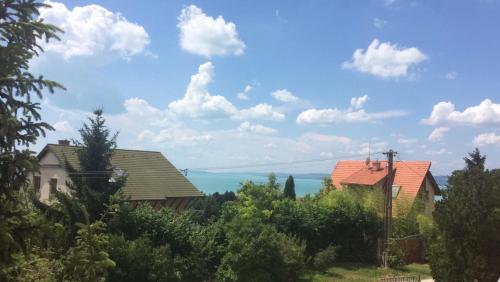 een uitzicht op de oceaan vanuit een huis bij Homoki Wellness Üdülőház in Balatonakarattya