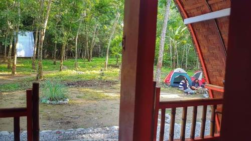 ETALAUSER Jungle Gate EcoResort Bukit Lawangにある庭