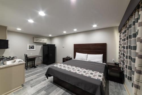Säng eller sängar i ett rum på Budget Inn & Suites Baton Rouge