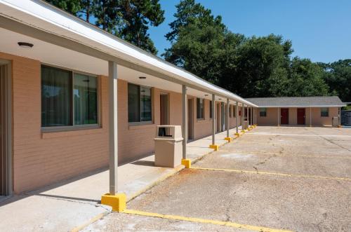 an empty parking lot next to a building at Budget Inn & Suites Baton Rouge in Baton Rouge