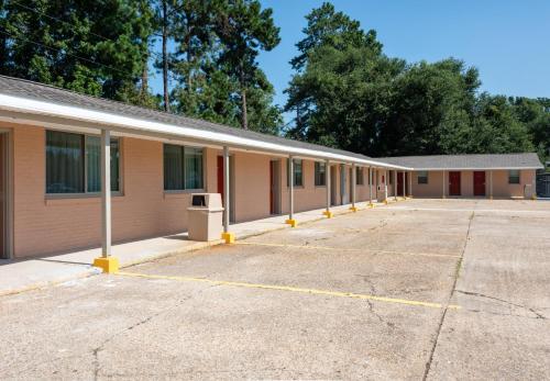 an empty parking lot in front of a building at Budget Inn & Suites Baton Rouge in Baton Rouge