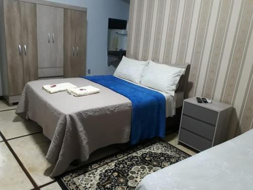 Tempat tidur dalam kamar di Pousada da Baleia