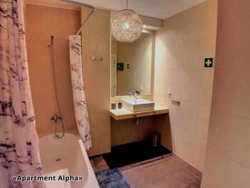 Afbeelding uit fotogalerij van Apartment Alpha - 2 Bedrooms, Private Rooftop Patio with Hot Tub, BBQ and View in Ferragudo
