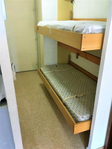 une petite pièce avec deux lits superposés dans l'établissement Studio bord de mer à proximité monaco et menton 4 personnes à roquebrune cap martin, à Roquebrune-Cap-Martin