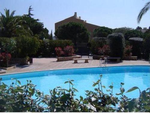 une grande piscine bleue dans une cour dans l'établissement Les Hameaux, à Bandol