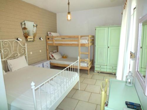 a small room with two bunk beds and a table at Villa Emilia in Pachis