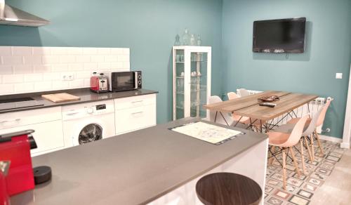 a kitchen with blue walls and a table and a table and a tableablish at Apartamento Casa Greco in Toledo