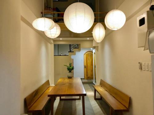 jadalnia z 2 ławkami i lampkami w obiekcie Meow Hotel & Cafe w Ho Chi Minh