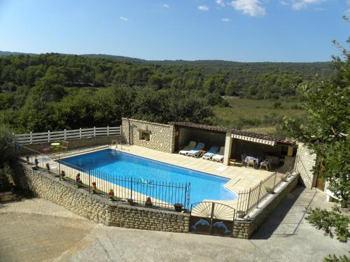 - une grande piscine dans un bâtiment en pierre dans l'établissement Les Vallons Holiday Home, à Lioux