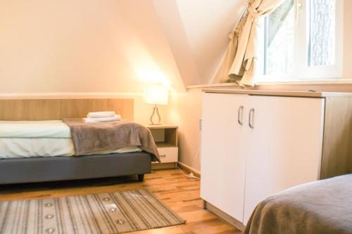 Un pat sau paturi într-o cameră la Pomorze Health&Family Resort -Domki całoroczne