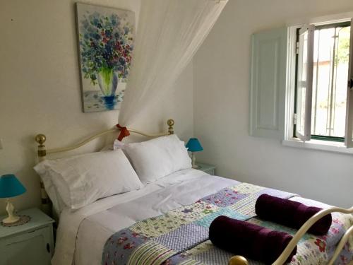 a bedroom with a bed and a window at Pequena Graca in Tomar