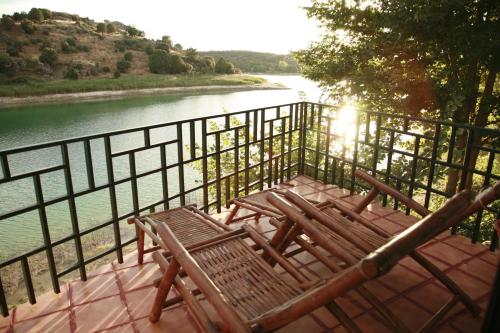ルイデラにあるCasa La Caobaの川の横に座る椅子