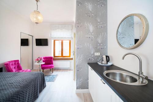 uma casa de banho com um lavatório e um espelho em Apartamenty Magia em Lublin