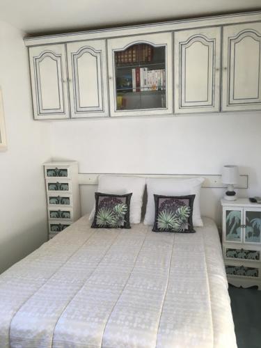 een slaapkamer met een groot bed met twee kussens bij Plage et Mer Service Tout Compris in Cabourg