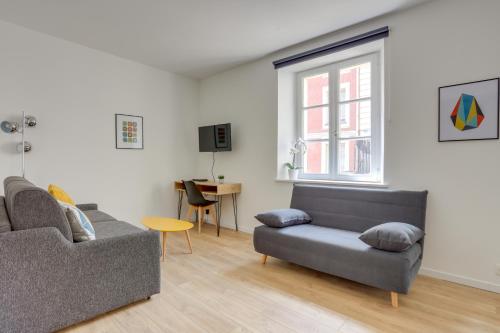 un salon avec un canapé et une table dans l'établissement Le Récollet, à Versailles