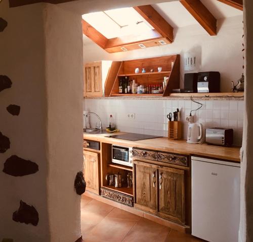 una cucina con armadi in legno e lucernario di Casa Bonita a Valle Gran Rey