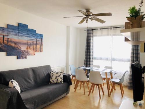 uma sala de estar com um sofá e uma mesa em Apartamento Arosa Playa em Calpe