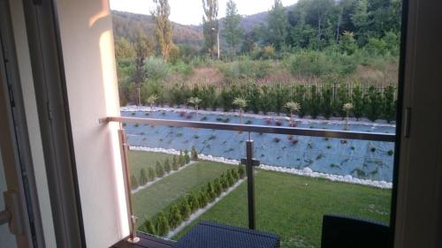 una ventana con vistas al jardín en Apartament Dębowiec, en Bielsko-Biala