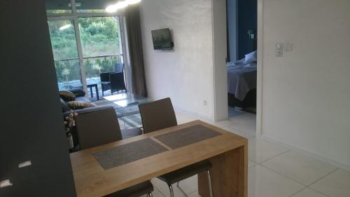 sala de estar con mesa y sillas y sala de estar. en Apartament Dębowiec en Bielsko-Biala