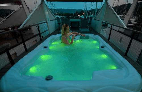 una chica en un jacuzzi en un barco en Floating Sea House Principessa, en Portorož