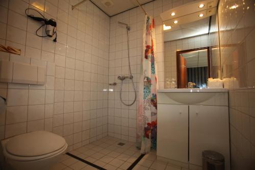 een badkamer met een toilet en een wastafel bij Het Wapen van Enkhuizen in Enkhuizen