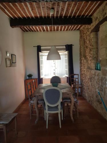 Ruang duduk di maison de charme en Luberon