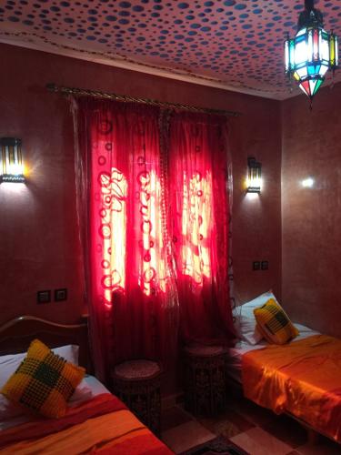Una cama o camas en una habitación de Dar Marwa