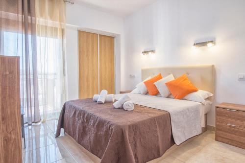 ein Schlafzimmer mit einem Bett und Handtüchern auf dem Tisch in der Unterkunft Corbeta in Calpe