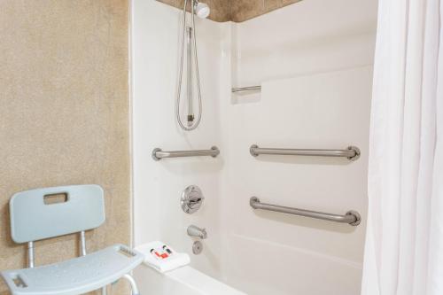 baño con bañera blanca y aseo blanco en Days Inn by Wyndham Westminster, en Westminster