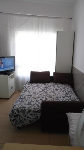 アルメリアにあるMINI-APARTAMENTのベッドルーム(ベッド1台、薄型テレビ付)