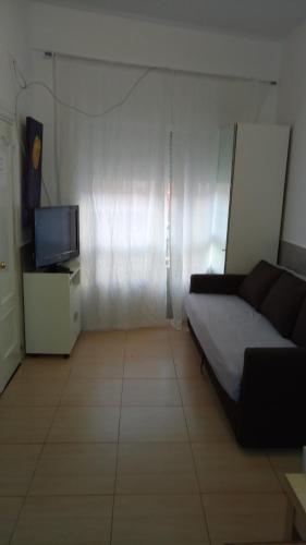 Una televisión o centro de entretenimiento en MINI-APARTAMENT