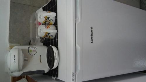 アルメリアにあるMINI-APARTAMENTの冷蔵庫の横に白い電子レンジが備わります。