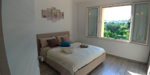 una piccola camera con letto e finestra di B&B Hibiscus a Porto SantʼElpidio